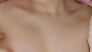 直播 大三肉肉学姐--白蔚 宿舍拉起床帘开播，室友还在谈论男朋友分手，不是真的要分手，春色满园