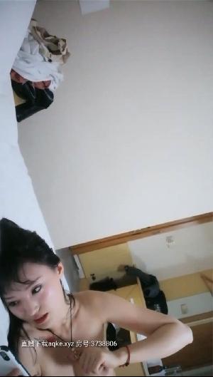 网约清纯甜美兼职小姐姐 ，坚挺白嫩美乳 ，撩起头发吸吮舔屌