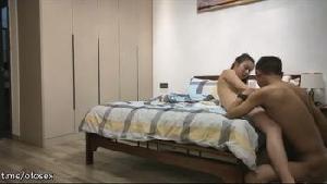 ❤️人妻，牛仔短裤漂亮人妻，一脸呆萌肉感美腿，抓着大屌深喉舒服，满足性生活❤️