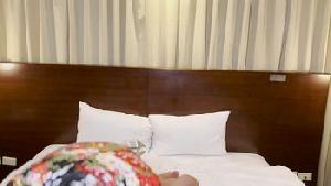 ❤️上了妈妈的朋友 风韵犹存的阿姨竟然在床上自慰 直接猛攻阿姨柔软的阴蒂 用金刚杵好好的招待❤️