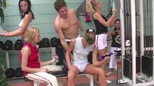 ❤️ 五位健美小妞在健身房与一位男士做爱❤️