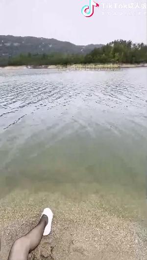 在野外水库边上和亲姐姐露营钓鱼，看着四下无人脱裤子直接激情开操，遭到路人大爷无情驱赶，一边吵架一边扣姐姐的骚逼