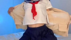 嫩妹莱亚菊花塞入肛塞，嫩穴振动棒自慰双重快感浑身高潮颤抖