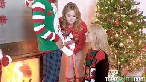 ❤️❤️父母不在的圣诞节用我的鸡巴满足两个姐姐❤️